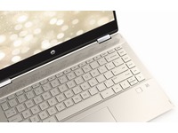 HP Pavilion x360 14 - detail klávesnice a žebrování nad ní, provedení světle zlaté barvy