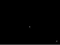 OLED displej má černou opravdu černou, proto na fotce svítí jen kurzor myši uprostřed a ikona pro roztažení obrazu vpravo dole, podle ní poznáte okraj obrazovky, i při expozici fotky 5 vteřin