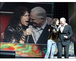 Intel k propagaci pozval zpěváka skupiny Aerosmith.