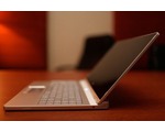 Tenký notebook Dell Adamo na fotografiích