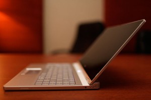 Tenký notebook Dell Adamo na fotografiích