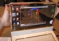 Samsung uvádí notebook s průhledným OLED displejem 