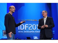 CEO Intelu Paul Otellini a zástupce Googlu Andy Rubin