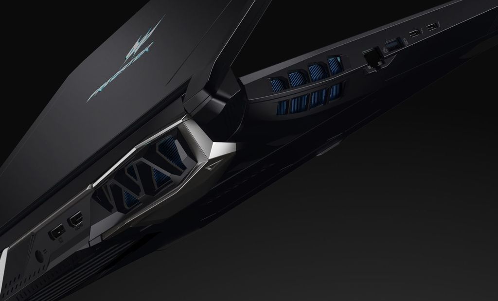 Acer Predator Helios 500 - levý bok s konektory