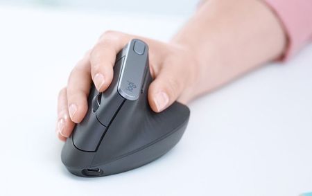 Nové pojetí ergonomické myši, má snížit namáhání zápěstí a předloktí, Logitech MX VERTICAL