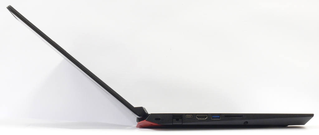 notebook Acer Predator Helios 300 - maximální úhel otevření (cca 140°)