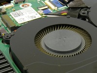 notebook Acer Predator Helios 300 - detail ventilátoru s kovovými lopatkami
