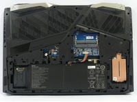 Acer Predator Helios 500 - přístup k hlavním komponentám po sejmutí malého krytu