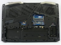 Acer Predator Helios 500 - před sejmutím hlavního krytu je třeba vyjmou baterii, HDD i SSD