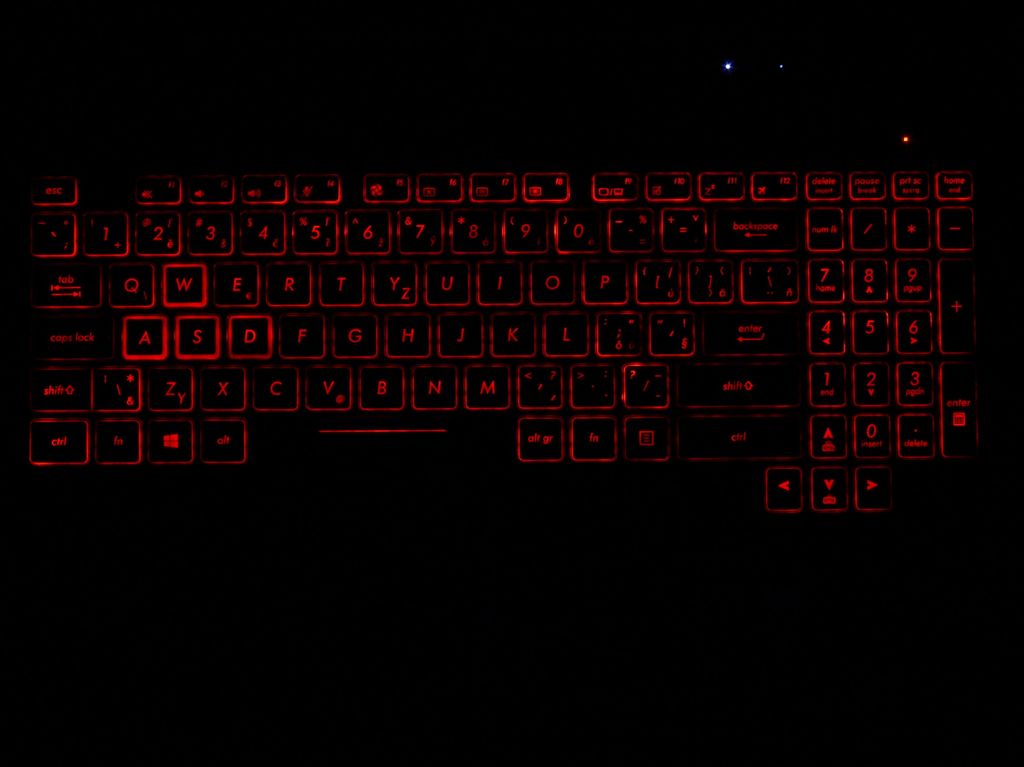 Asus TUF FX504 - podsvícená klávesnice