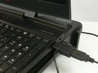 Zalman ZM-NC2 - detail průchozího USB-A konektrou s připjeným dalším zařízením