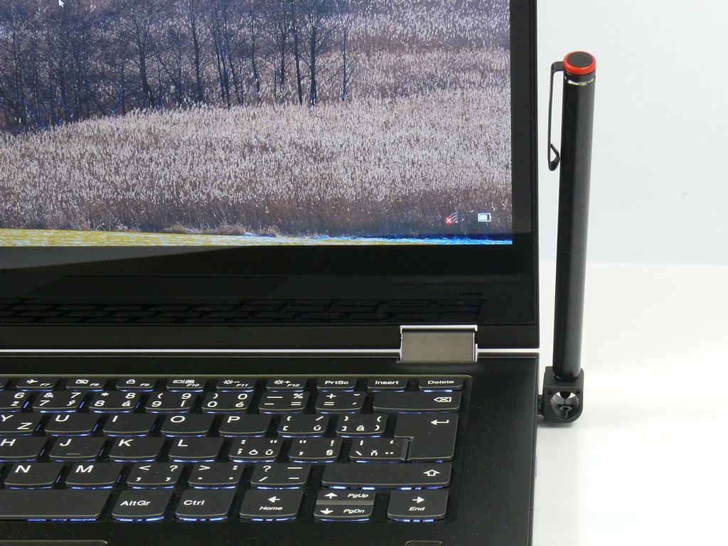 Lenovo Yoga 530-14ARR - aktivní pero v držáku zasunutém do USB portu