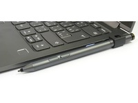 Lenovo YOGA 730-13IKB - aktivní pero, uchycené v plastovém držáku (v USB-A konektoru), překrývá hlavní vypínač