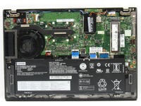 Lenovo ThinkPad T490s - pohled na útroby notebooku