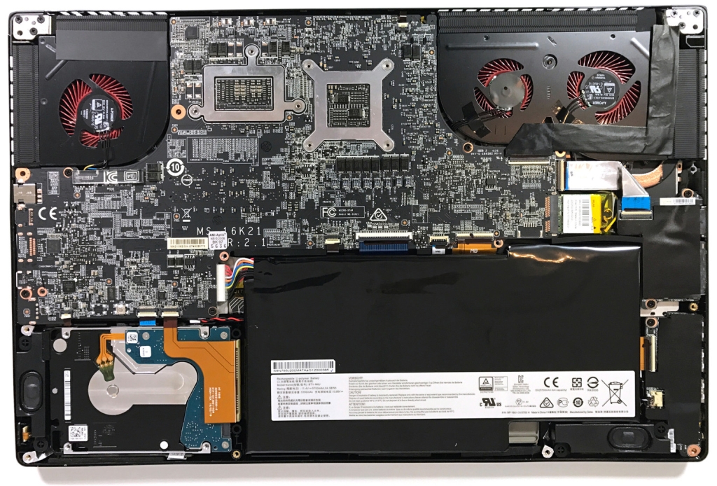 Olný výkon karty GTX 1060 si občas vyžádá přidání dalšího větráčku - zde v notebooku MSI GS 73VR
