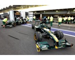 Stáj F1 Lotus jede na Dellu