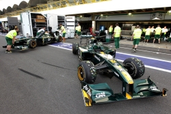 Stáj F1 Lotus jede na Dellu