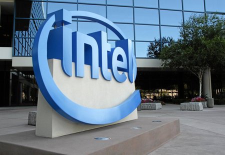 Intel zvyšuje odhad příjmů za druhé čtvrtletí, celý rok i odhad hrubé marže