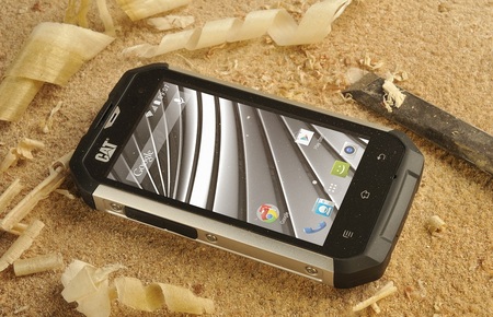 Smartphone Cat B15Q, od výrobce buldozerů, je první odolný mobil s Android KitKat
