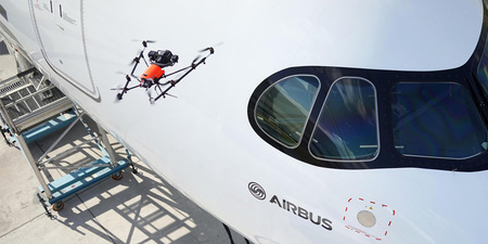 Společnosti Intel a Airbus demonstrovaly inspekci dopravního letadla pomocí dronu